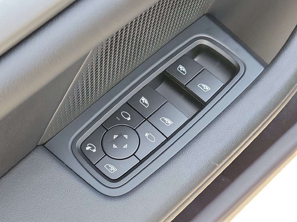 Certified 2025 Porsche Taycan 4S AWD/4WD image 27