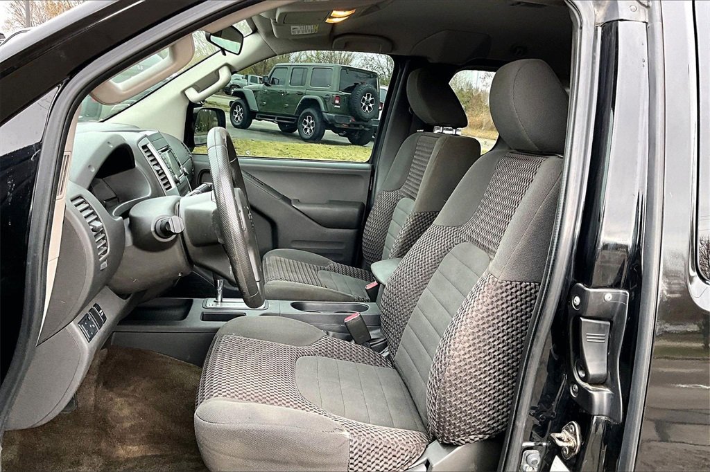 Used 2015 Nissan Frontier SV image 23