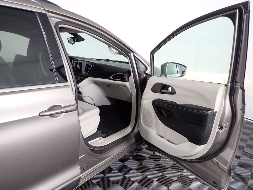 Used 2017 Chrysler Pacifica Touring-L w/ Tire & Wheel Group FWD image 37