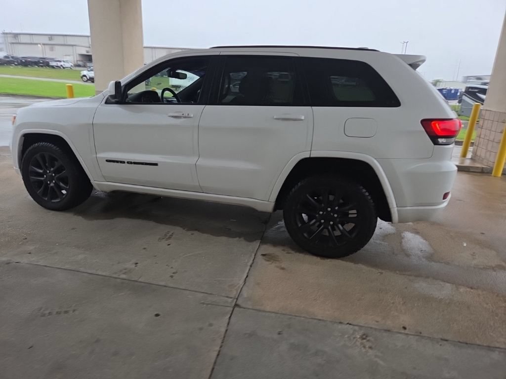 Used 2019 Jeep Grand Cherokee Altitude AWD/4WD image 4