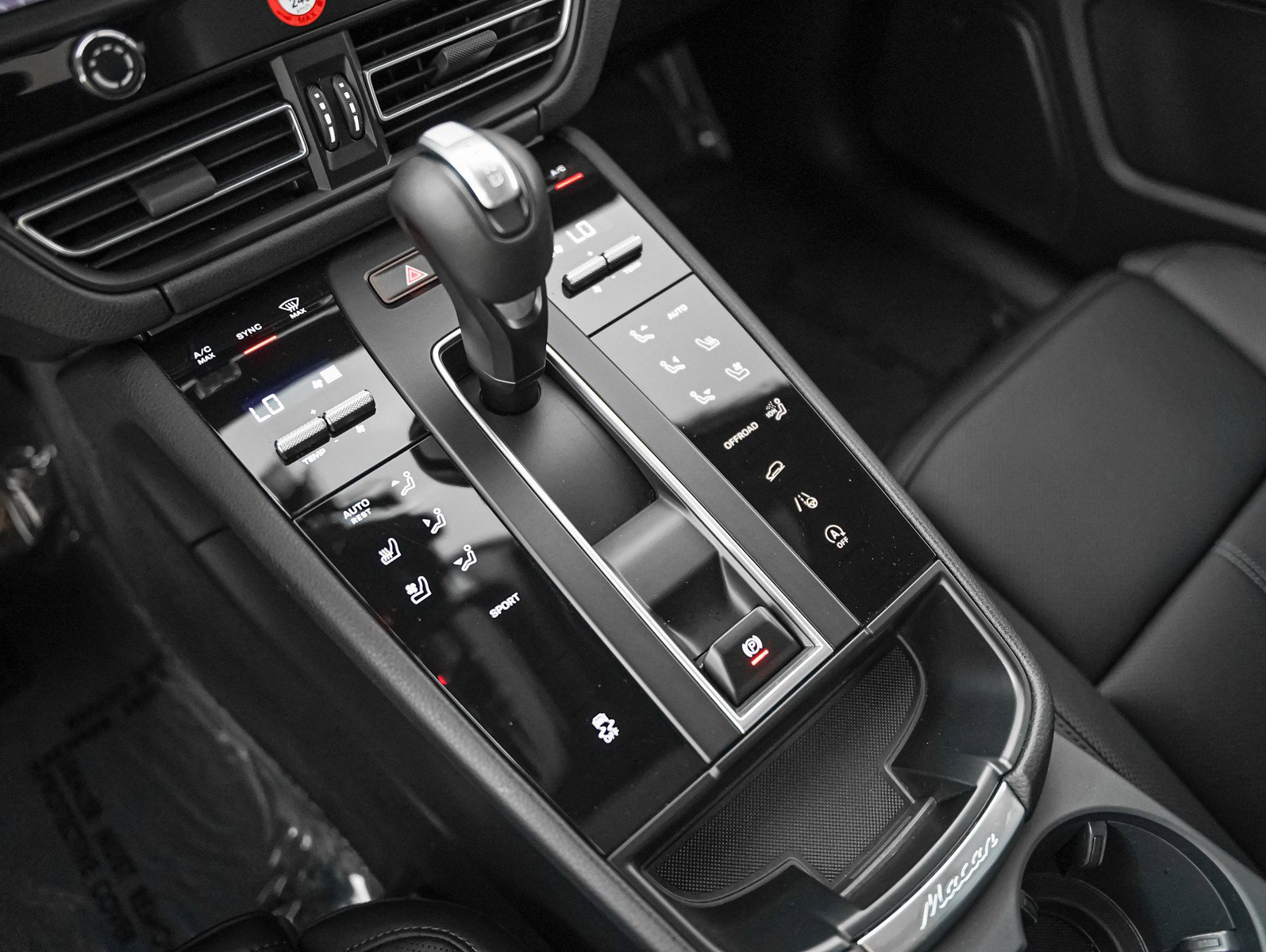 Certified 2026 Porsche Macan AWD/4WD image 19