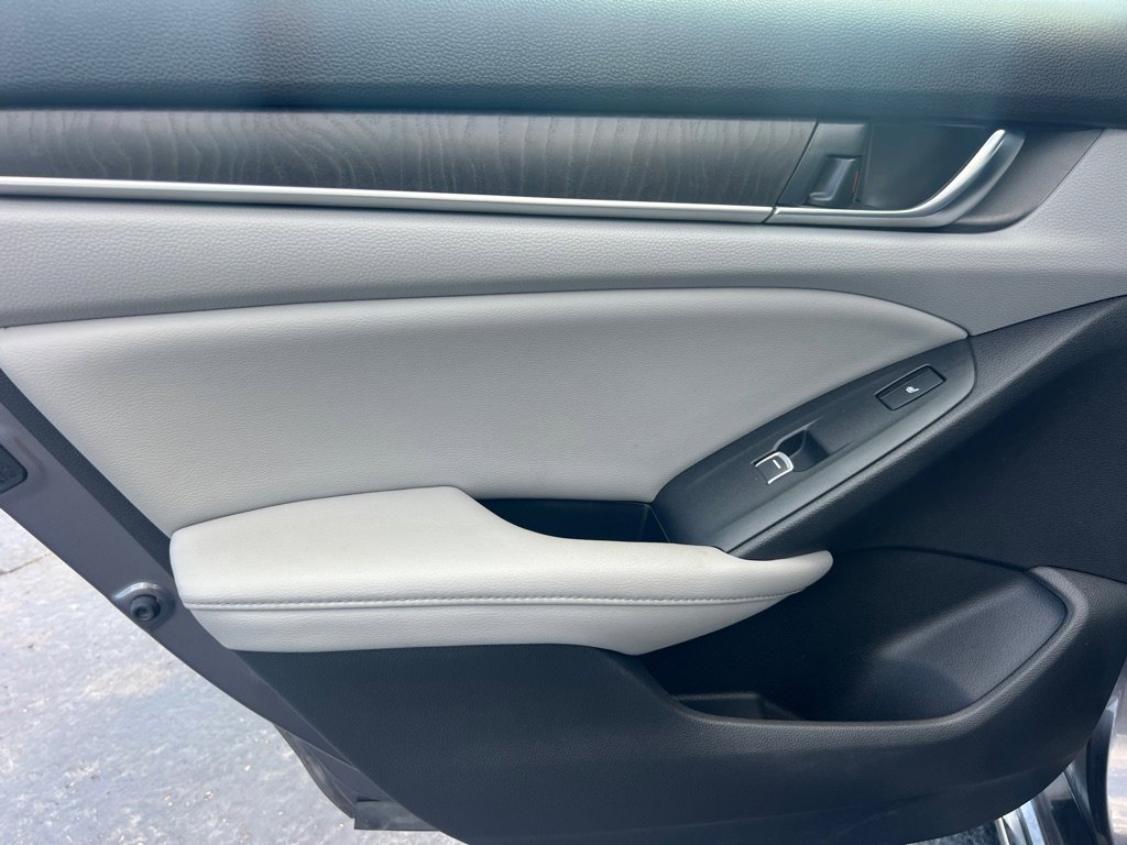 Used 2018 Honda Accord Touring image 12