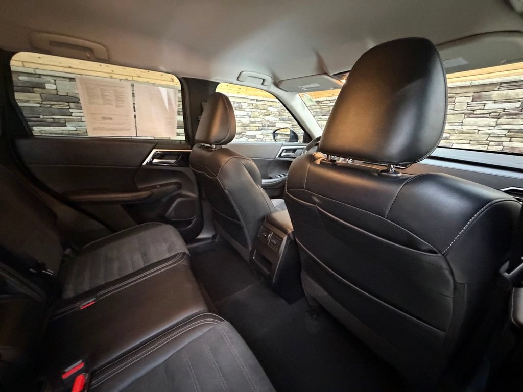 Used 2023 Mitsubishi Outlander SE Black Edition AWD/4WD image 32
