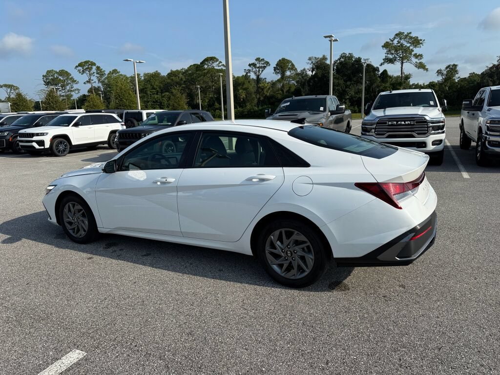 Used 2024 Hyundai Elantra SEL FWD image 5
