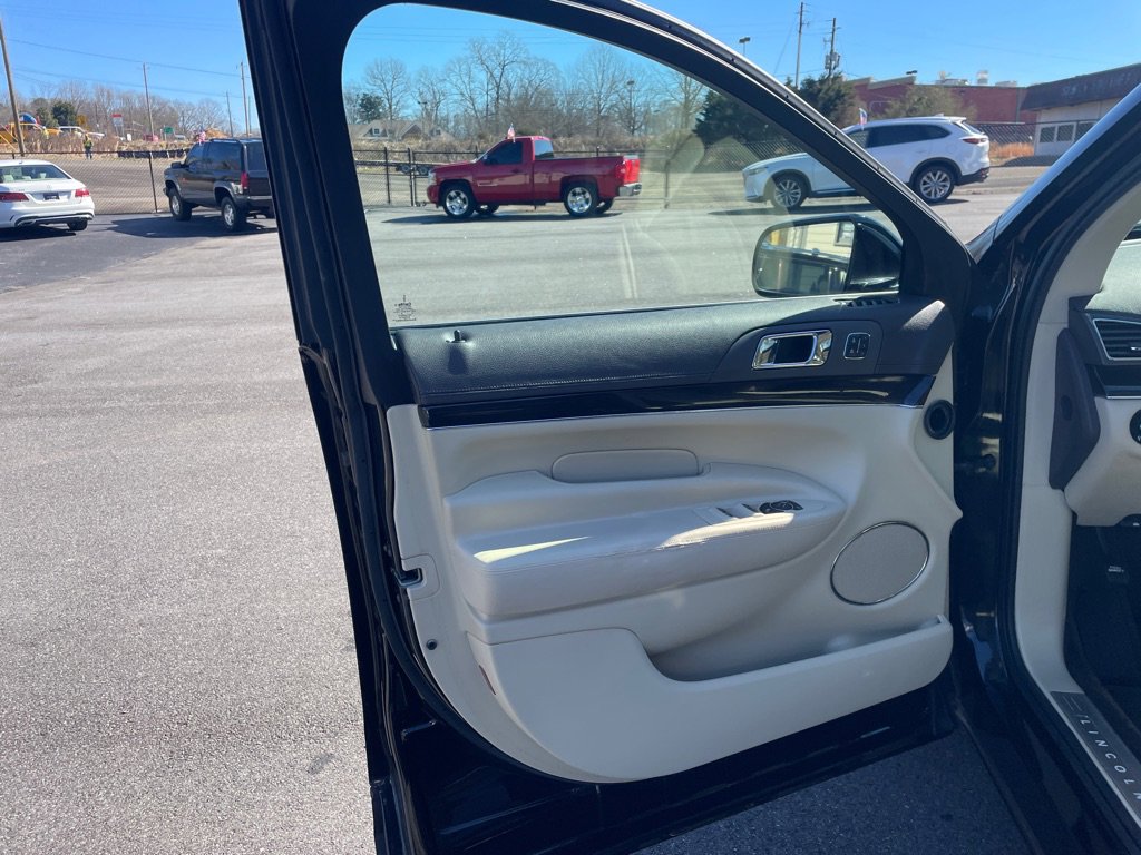 Used 2019 Lincoln MKT AWD image 11