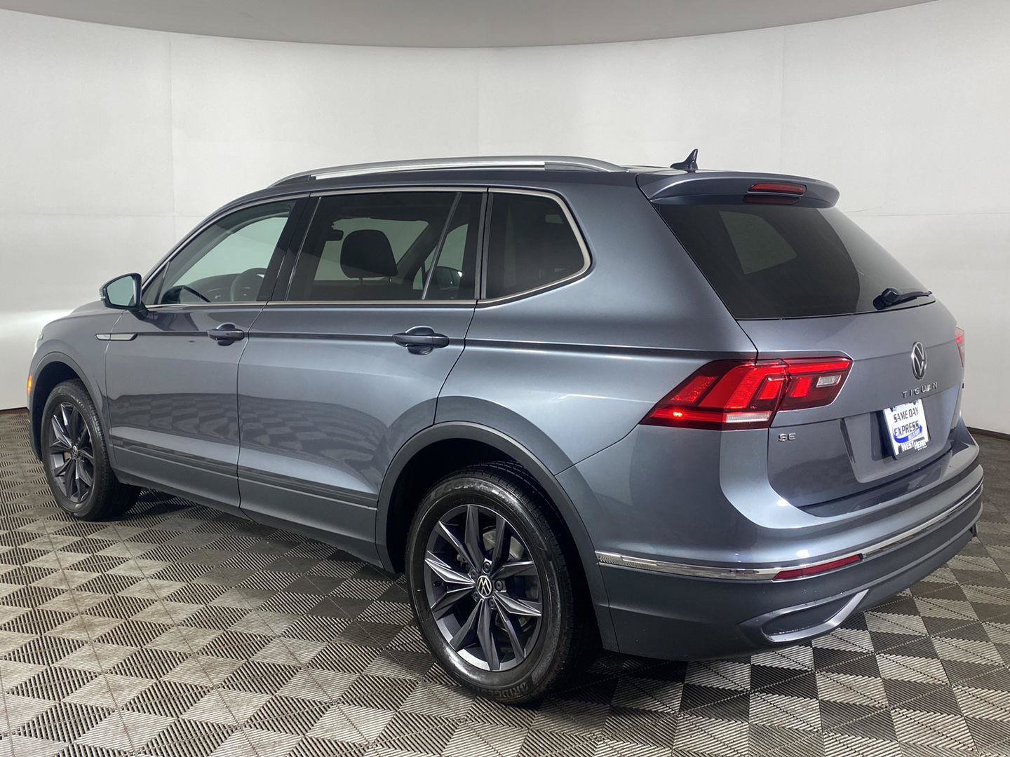 Used 2023 Volkswagen Tiguan SE AWD/4WD image 28