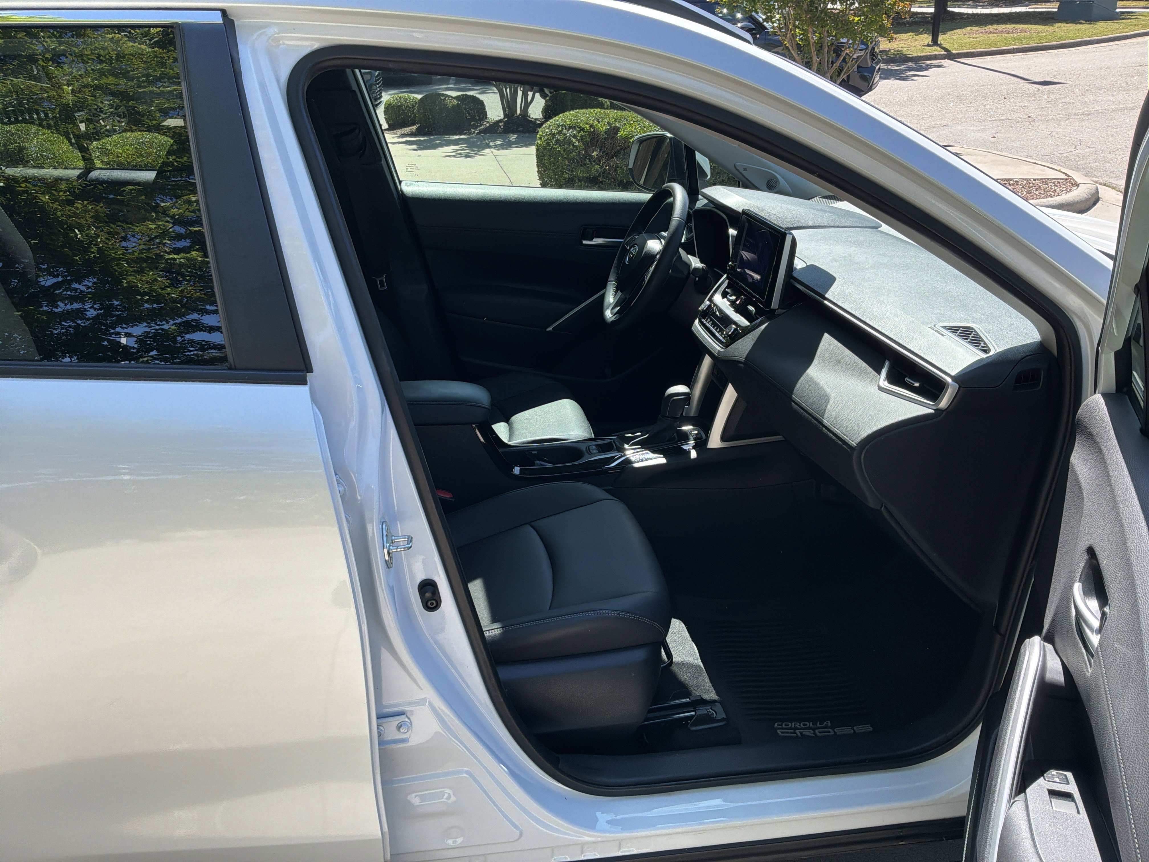 Used 2023 Toyota Corolla Cross XLE w/ Convenience Package FWD image 33