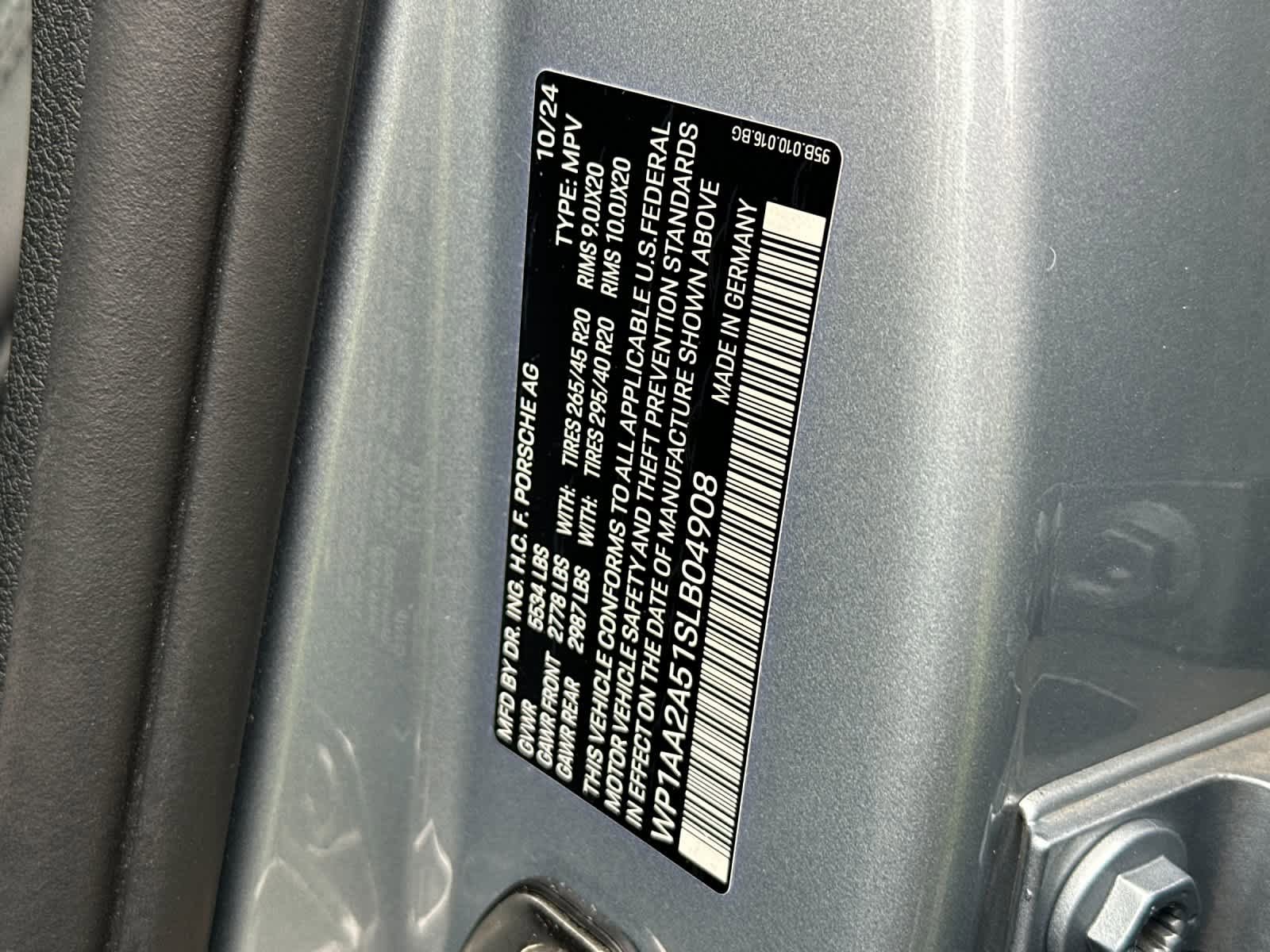 Certified 2025 Porsche Macan AWD/4WD image 33