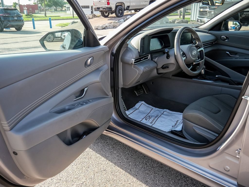 Used 2025 Hyundai Elantra Sport FWD image 29