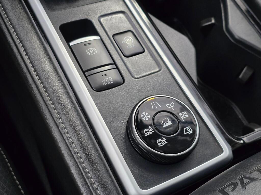 Used 2025 Nissan Pathfinder SV image 34