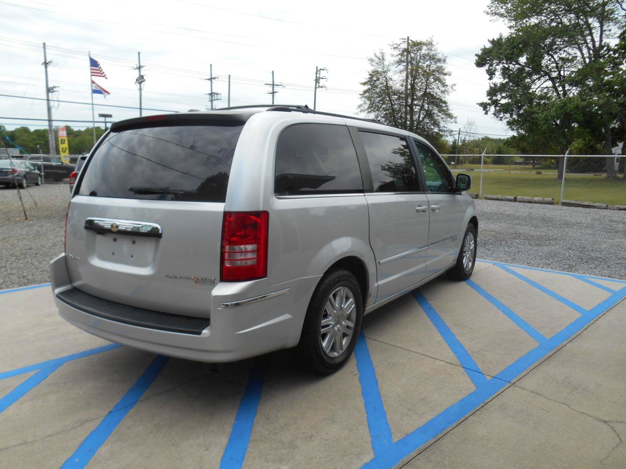 Used 2010 Chrysler Town & Country Touring FWD image 3
