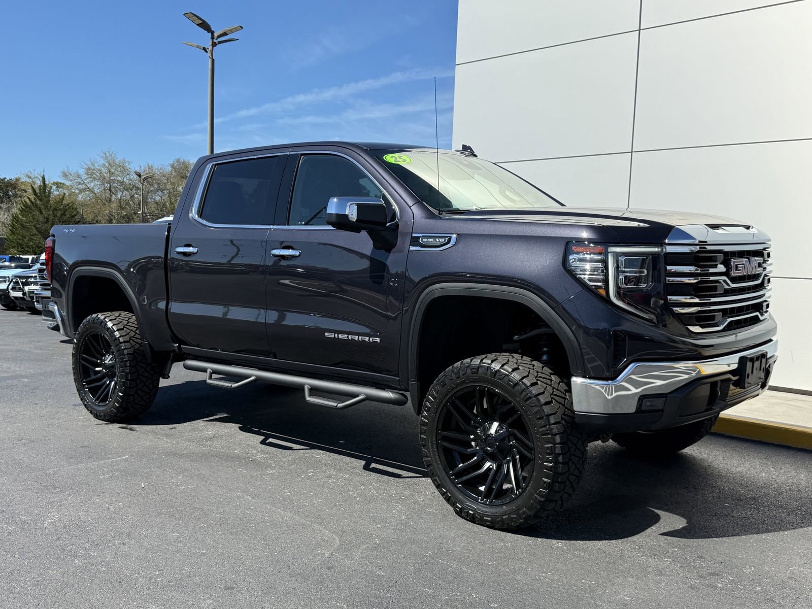 Used 2025 GMC Sierra 1500 SLT image 2