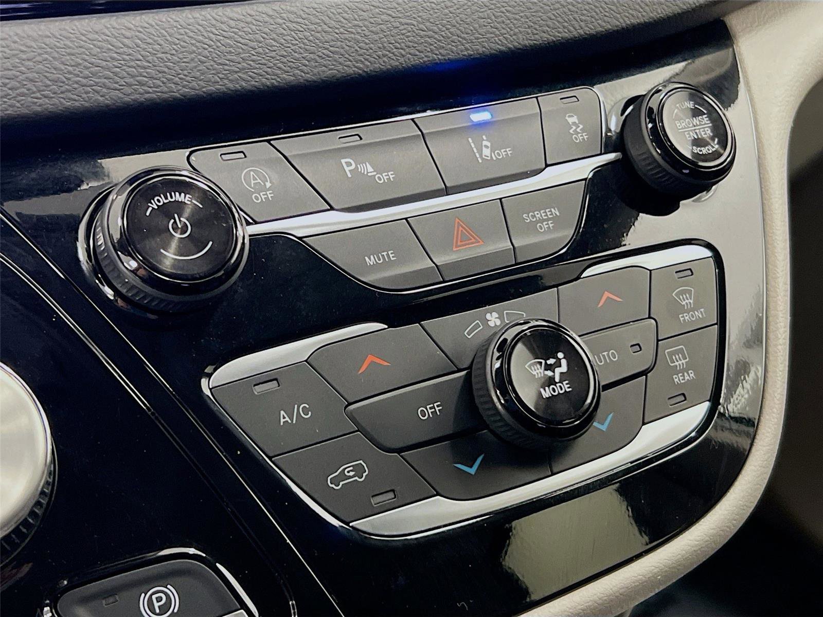 Used 2024 Chrysler Pacifica Touring-L FWD image 17