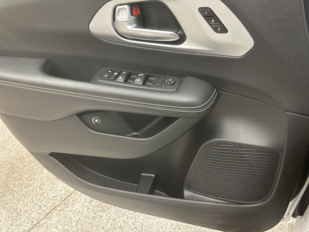 Used 2024 Chrysler Pacifica Select image 8
