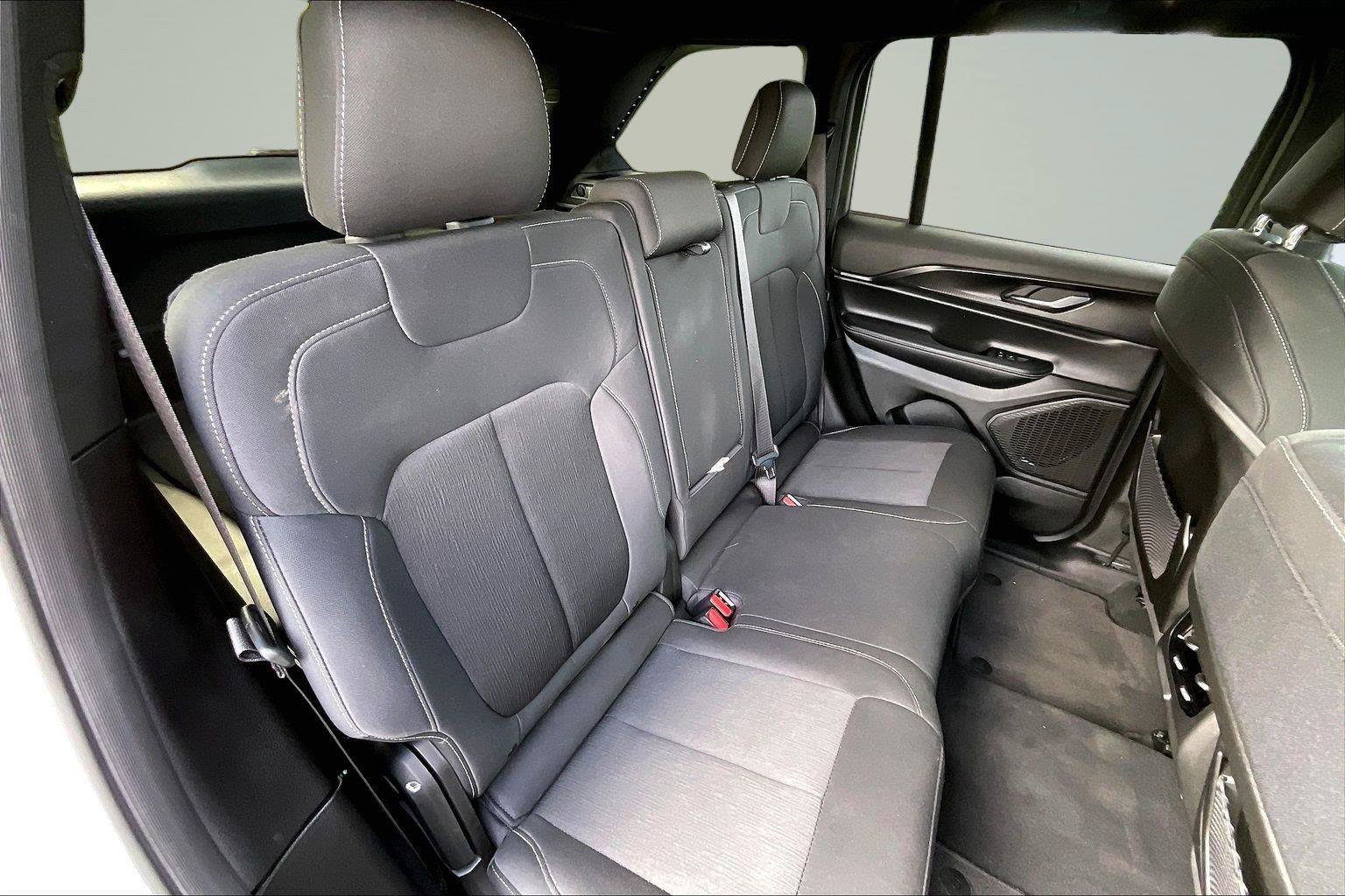 Used 2025 Jeep Grand Cherokee Laredo X AWD/4WD image 26