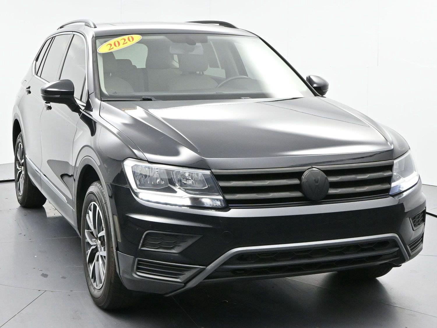 Used 2020 Volkswagen Tiguan SE w/ Panoramic Sunroof Package FWD image 2