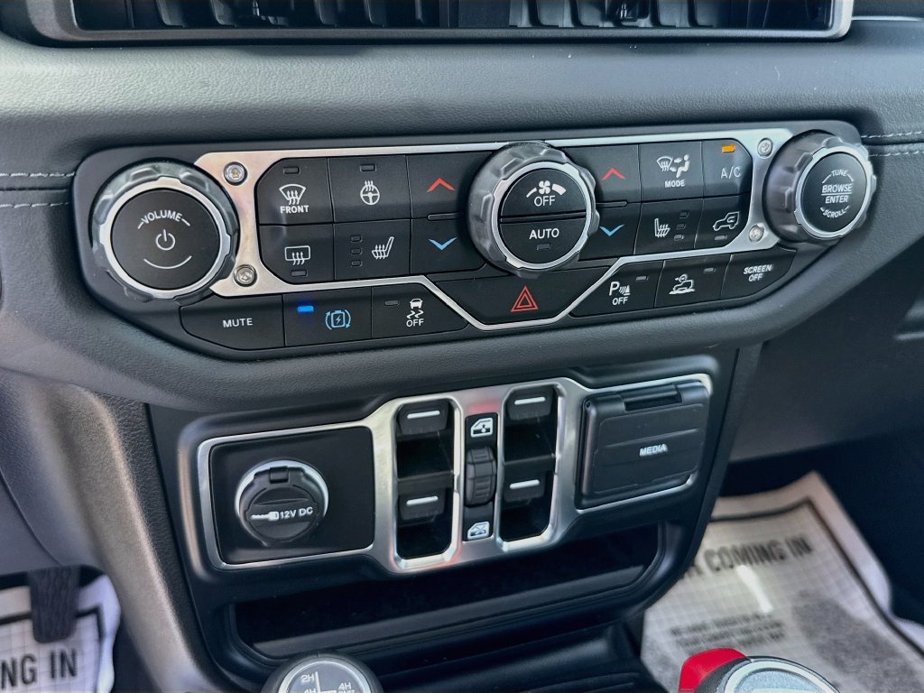 Used 2024 Jeep Wrangler Unlimited Sahara AWD/4WD image 17