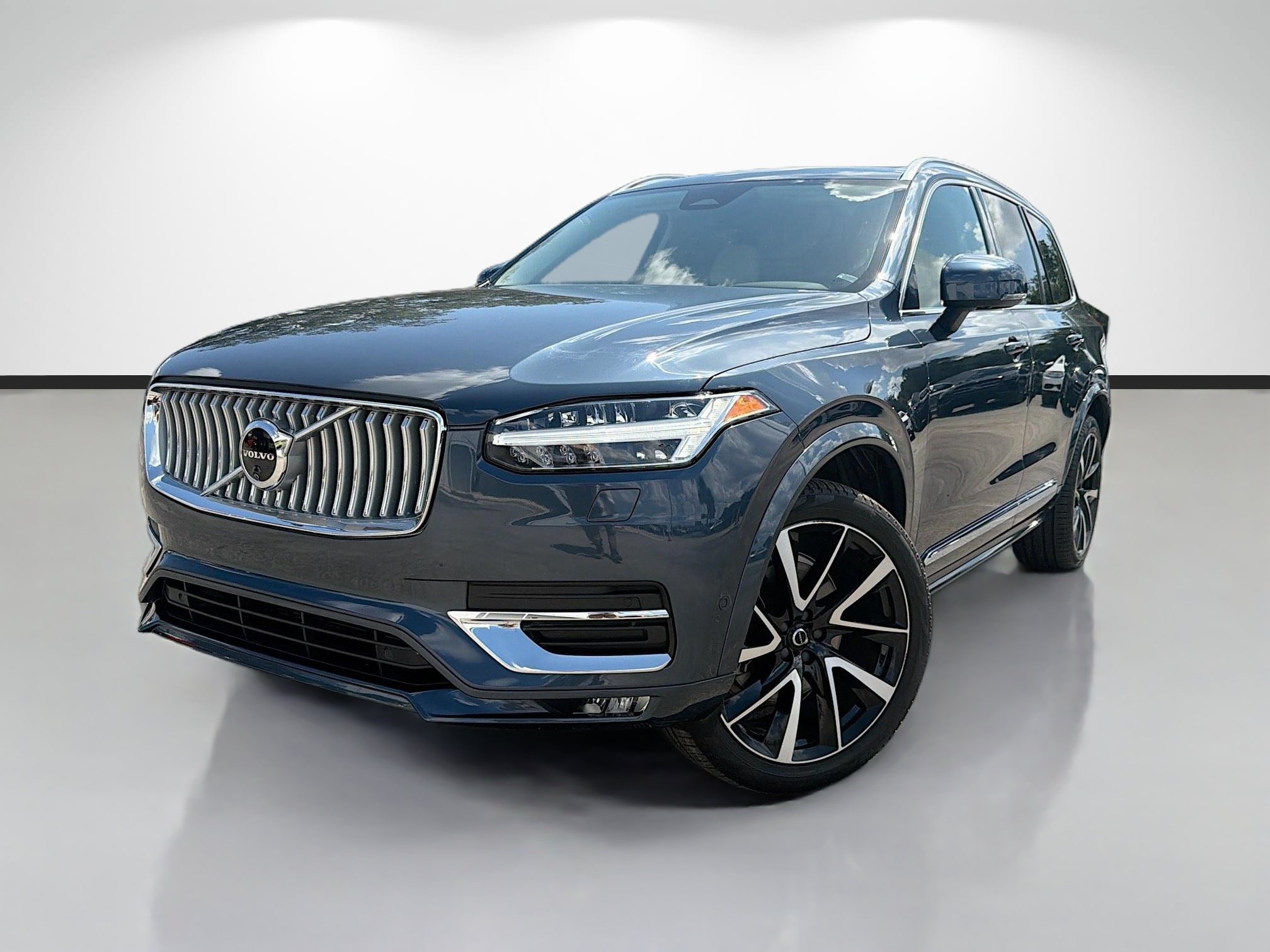 Used 2025 Volvo XC90 B5 Plus w/ Protection Package Premier AWD/4WD image 1