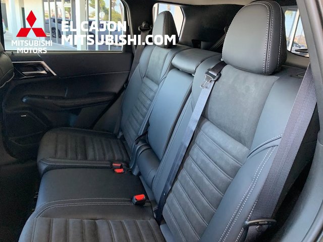 New 2025 Mitsubishi Outlander SE image 14