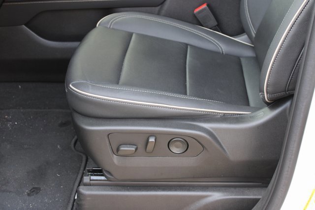 Used 2023 GMC Yukon SLT w/ SLT Premium Package image 16