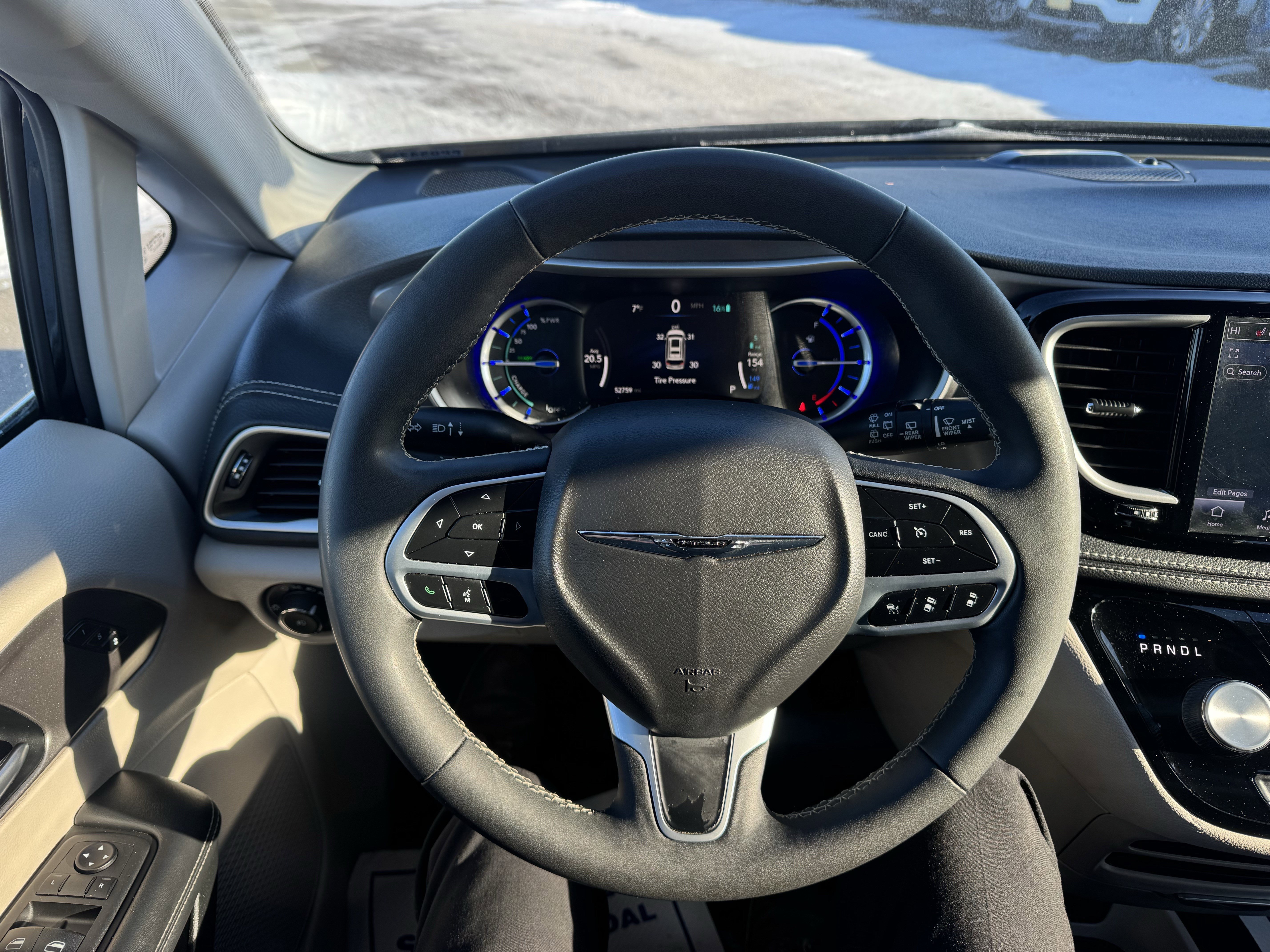 Used 2024 Chrysler Pacifica Select image 9