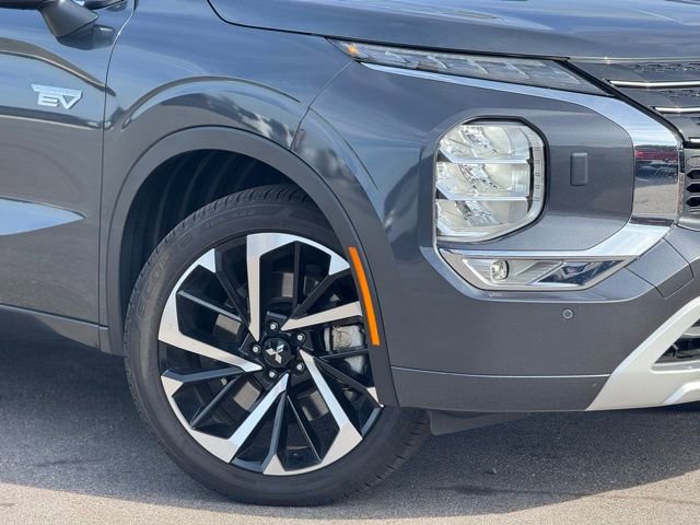 Used 2025 Mitsubishi Outlander 4WD Plug-In Hybrid image 2