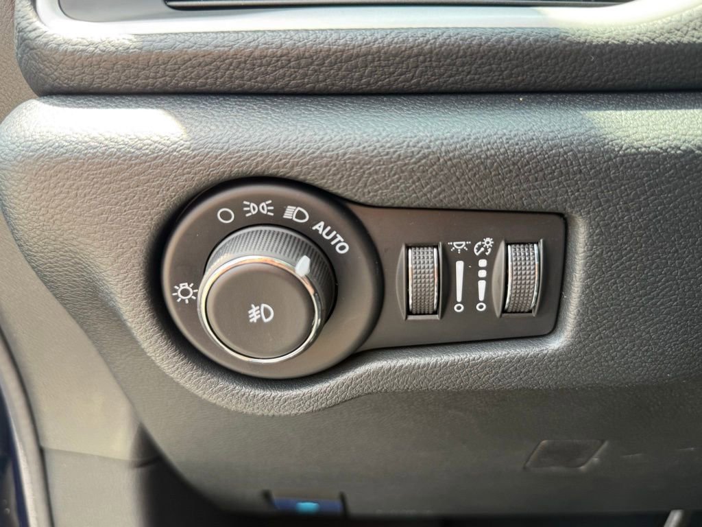 Used 2025 Chrysler Pacifica Select FWD image 18