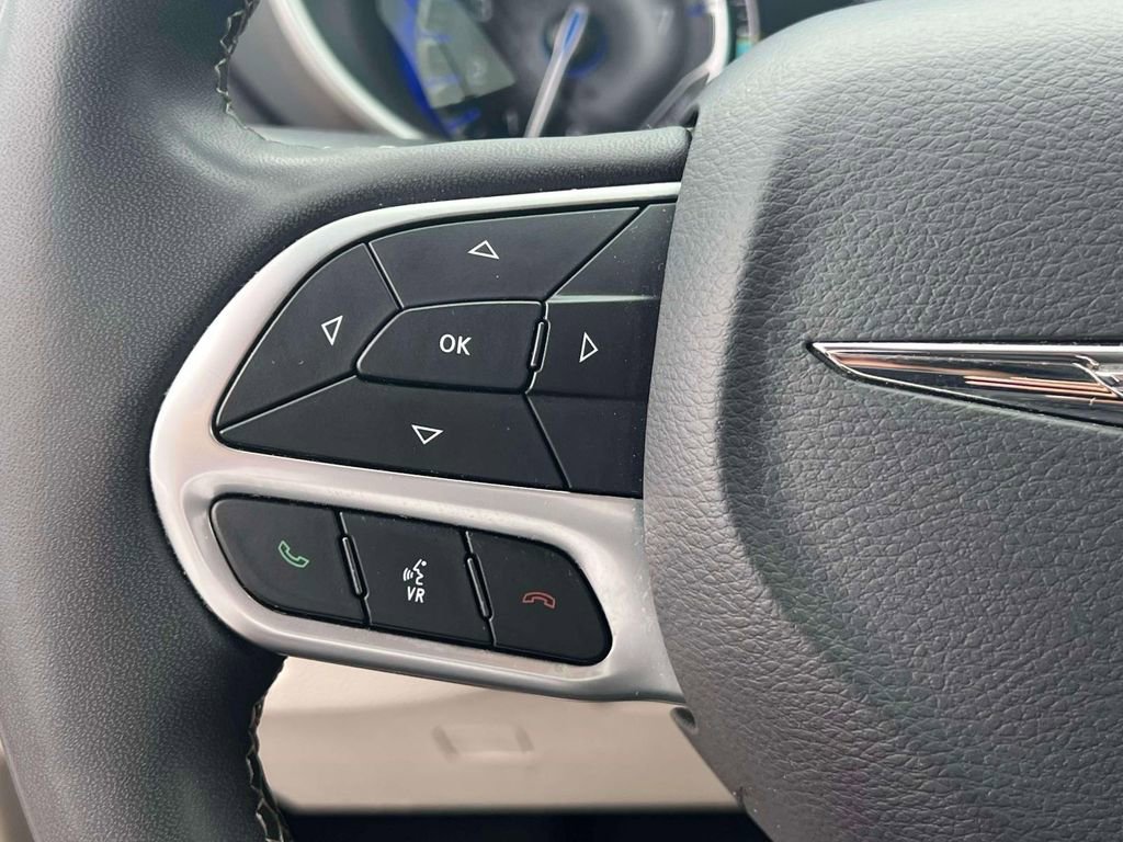 Used 2023 Chrysler Pacifica Touring-L FWD image 22