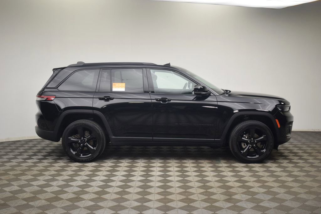 Used 2024 Jeep Grand Cherokee Altitude AWD/4WD image 9