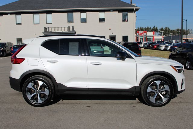 Used 2025 Volvo XC40 B5 Plus image 6
