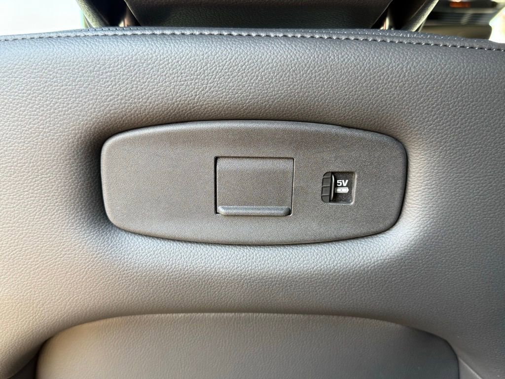 Certified 2025 Land Rover Discovery Dynamic SE image 37