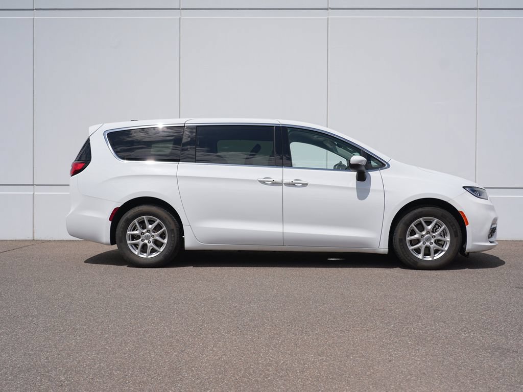 Used 2023 Chrysler Pacifica Touring-L FWD image 2