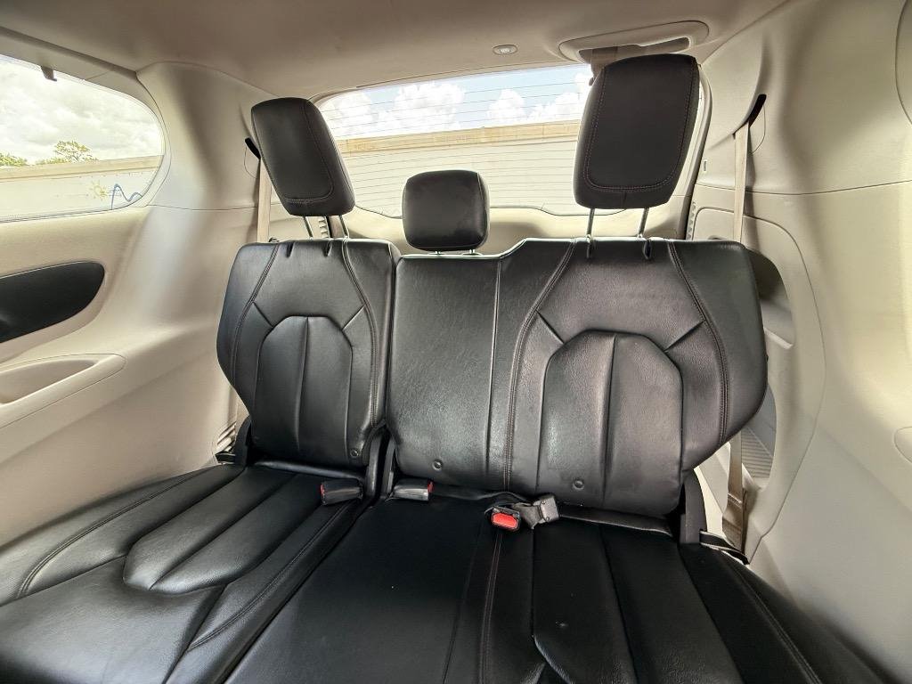 Used 2017 Chrysler Pacifica Touring-L FWD image 10