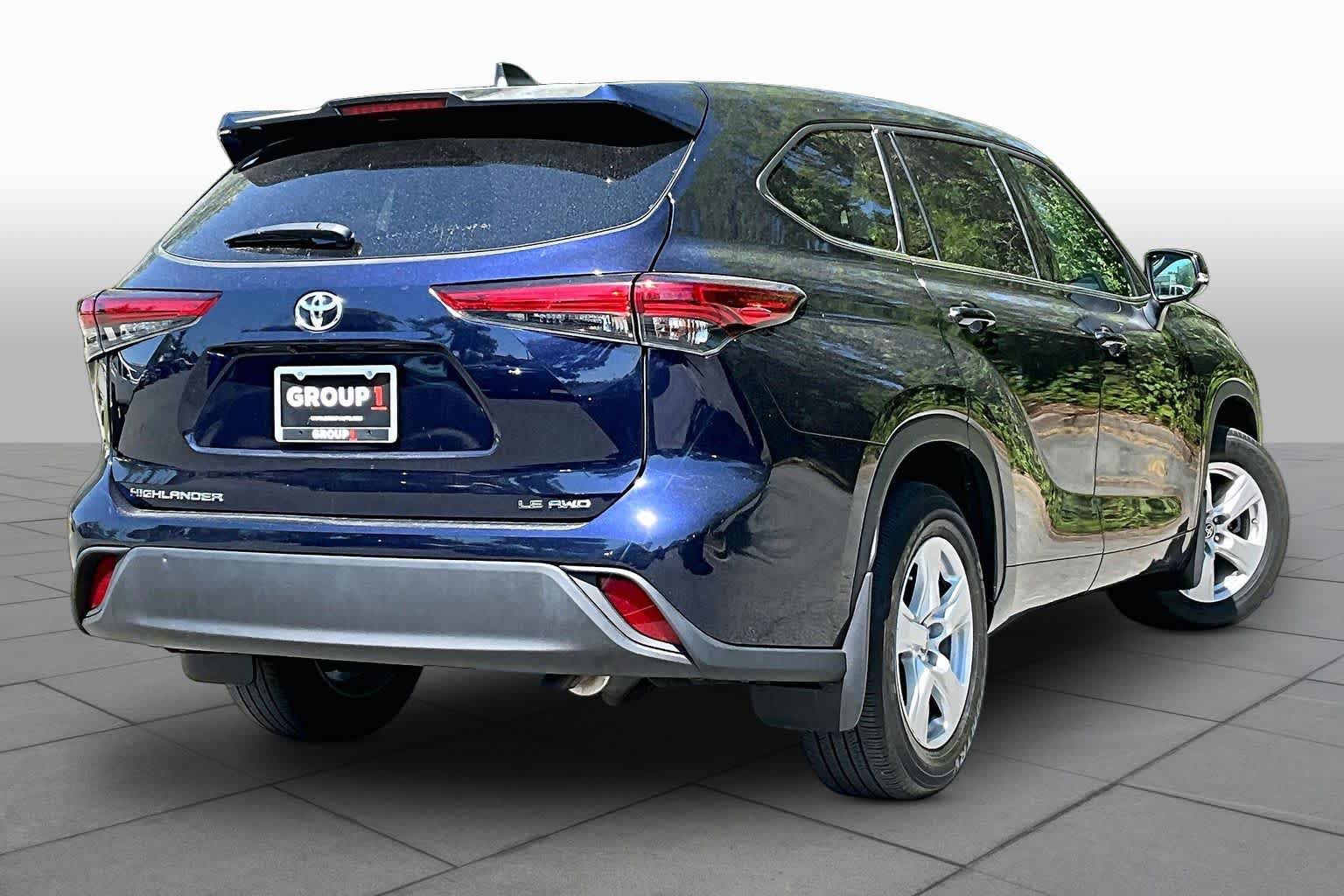 Used 2022 Toyota Highlander LE AWD/4WD image 12