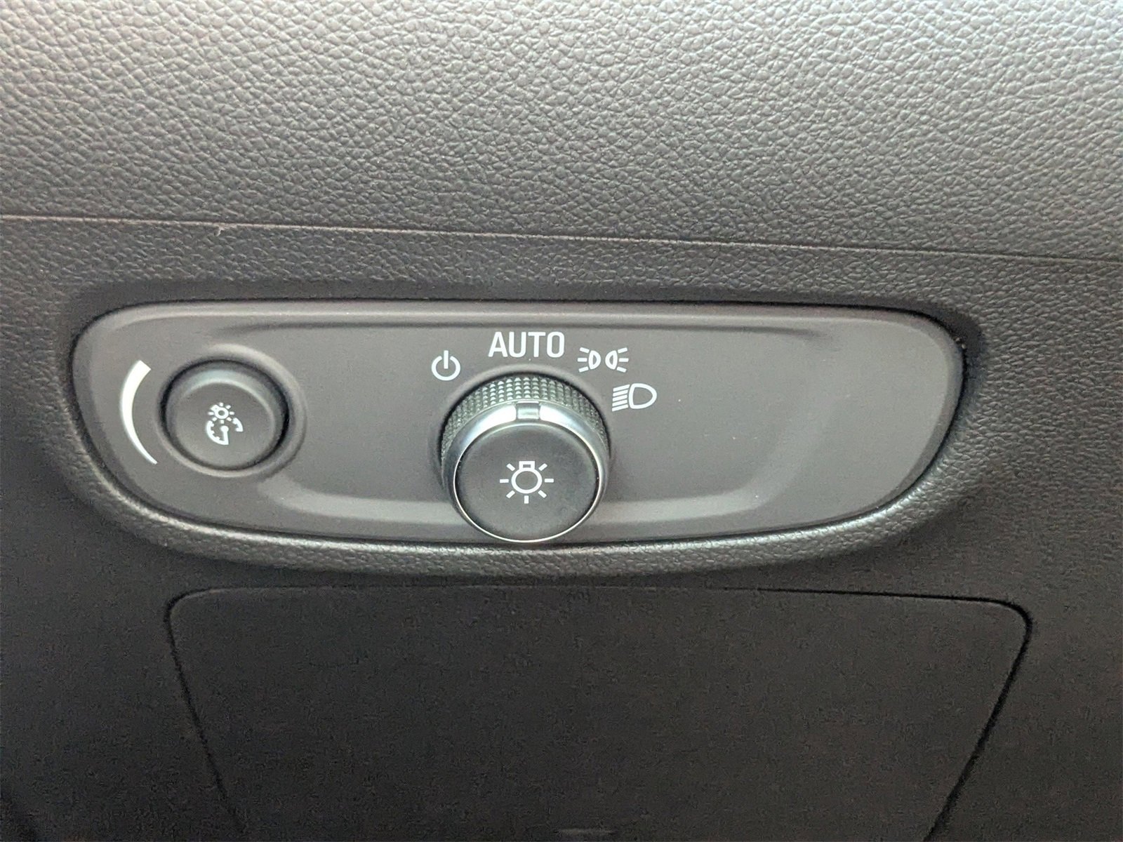 Used 2025 Buick Encore GX Avenir w/ Avenir Technology Package image 27