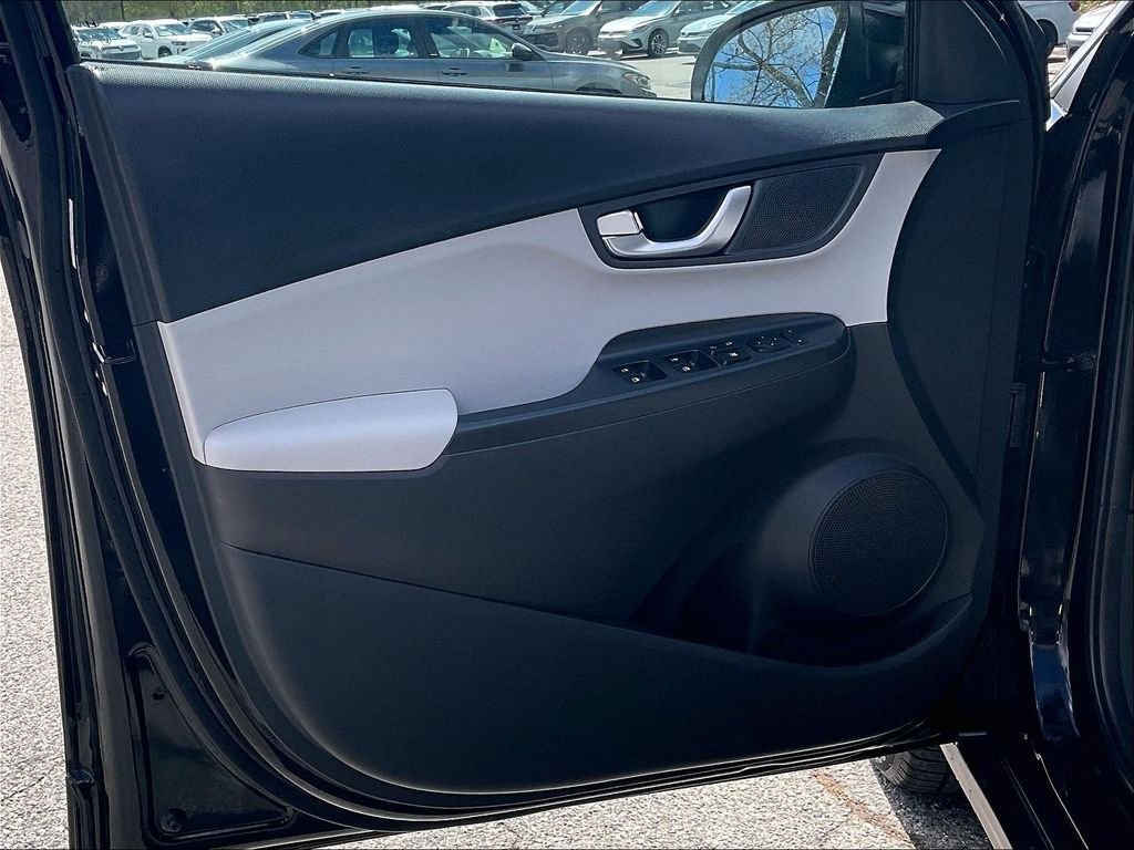 Used 2023 Hyundai Kona SE w/ Cargo Package FWD image 9