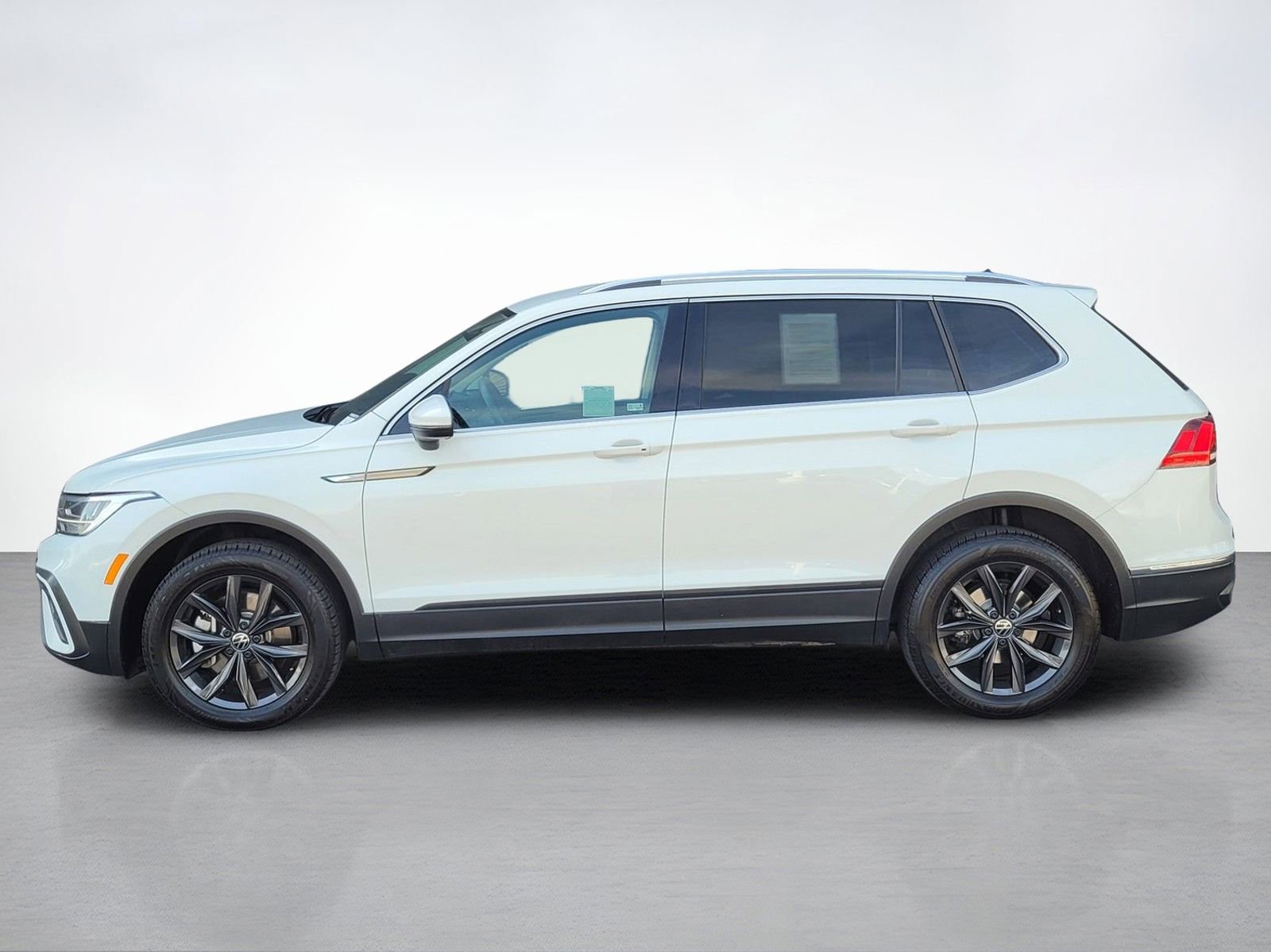 Used 2024 Volkswagen Tiguan SE FWD image 3