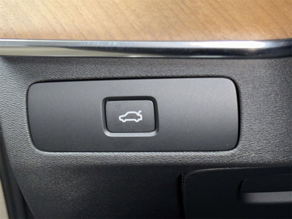 Certified 2025 Volvo XC90 B6 Plus image 27