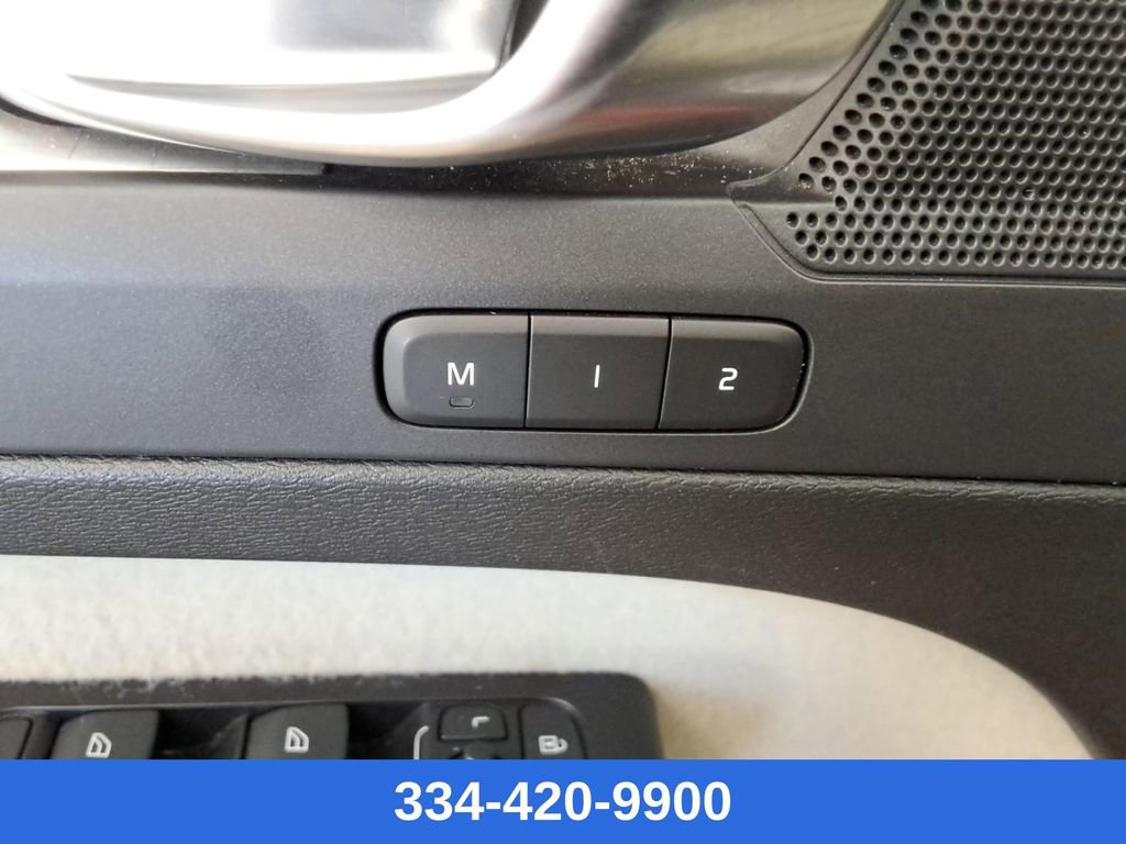 Used 2022 Volvo XC40 T5 Momentum image 21