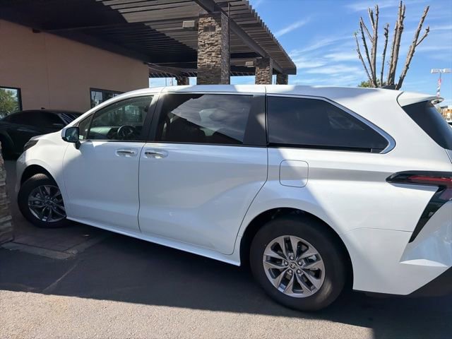 Used 2025 Toyota Sienna XLE image 14