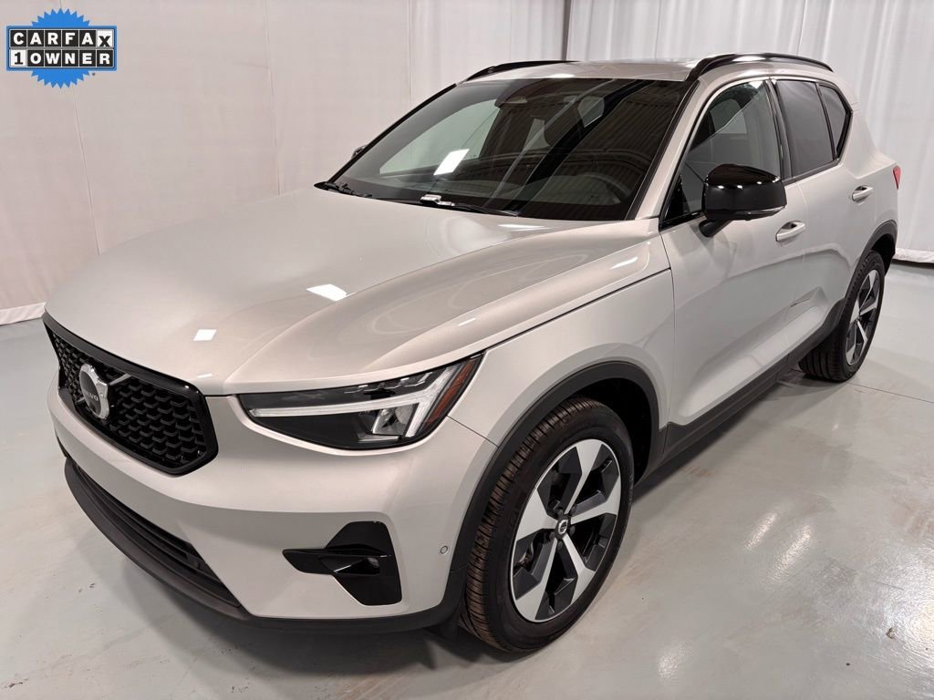 Certified 2025 Volvo XC40 B5 Plus image 3