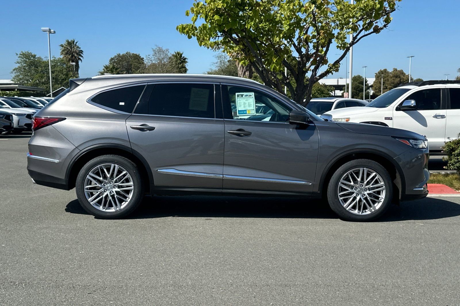 Used 2023 Acura MDX SH-AWD w/ Advance Package image 3
