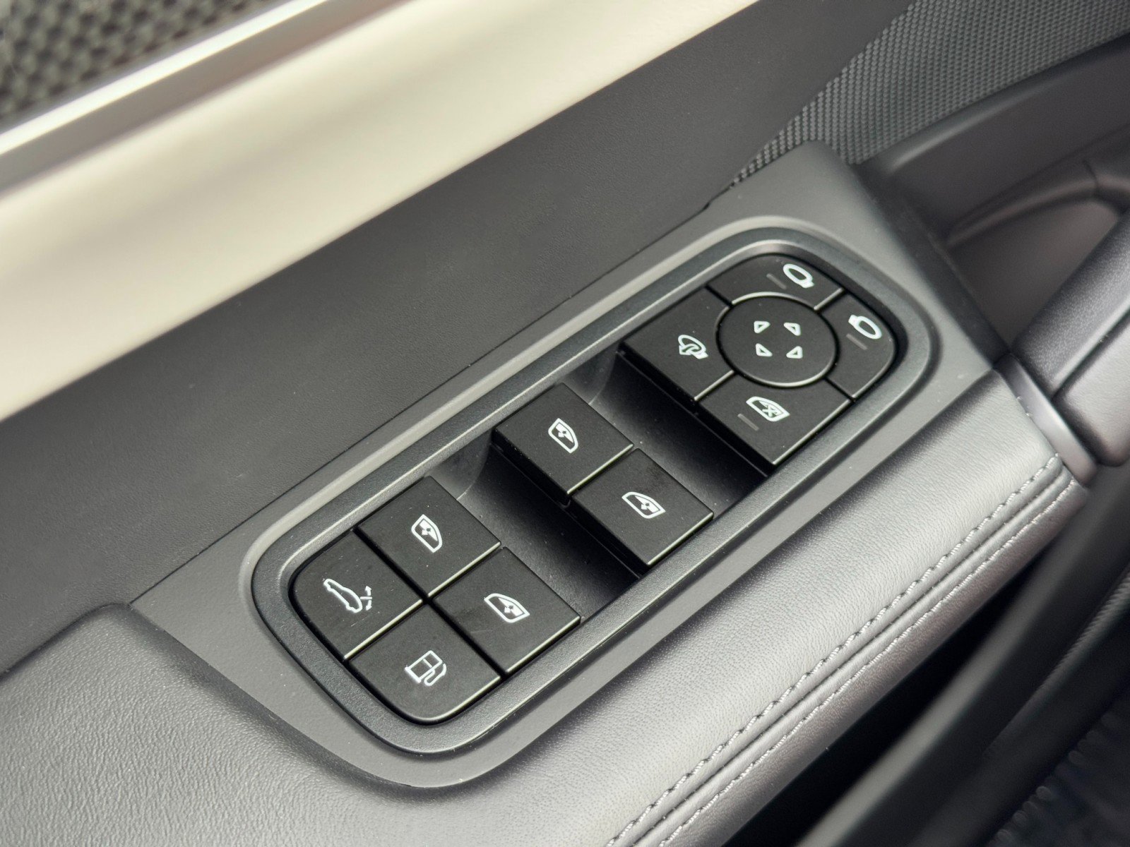 Used 2024 Porsche Cayenne Turbo AWD/4WD image 19