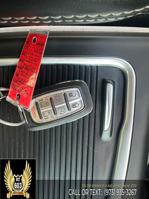 Used 2024 Chrysler Pacifica Touring-L image 30