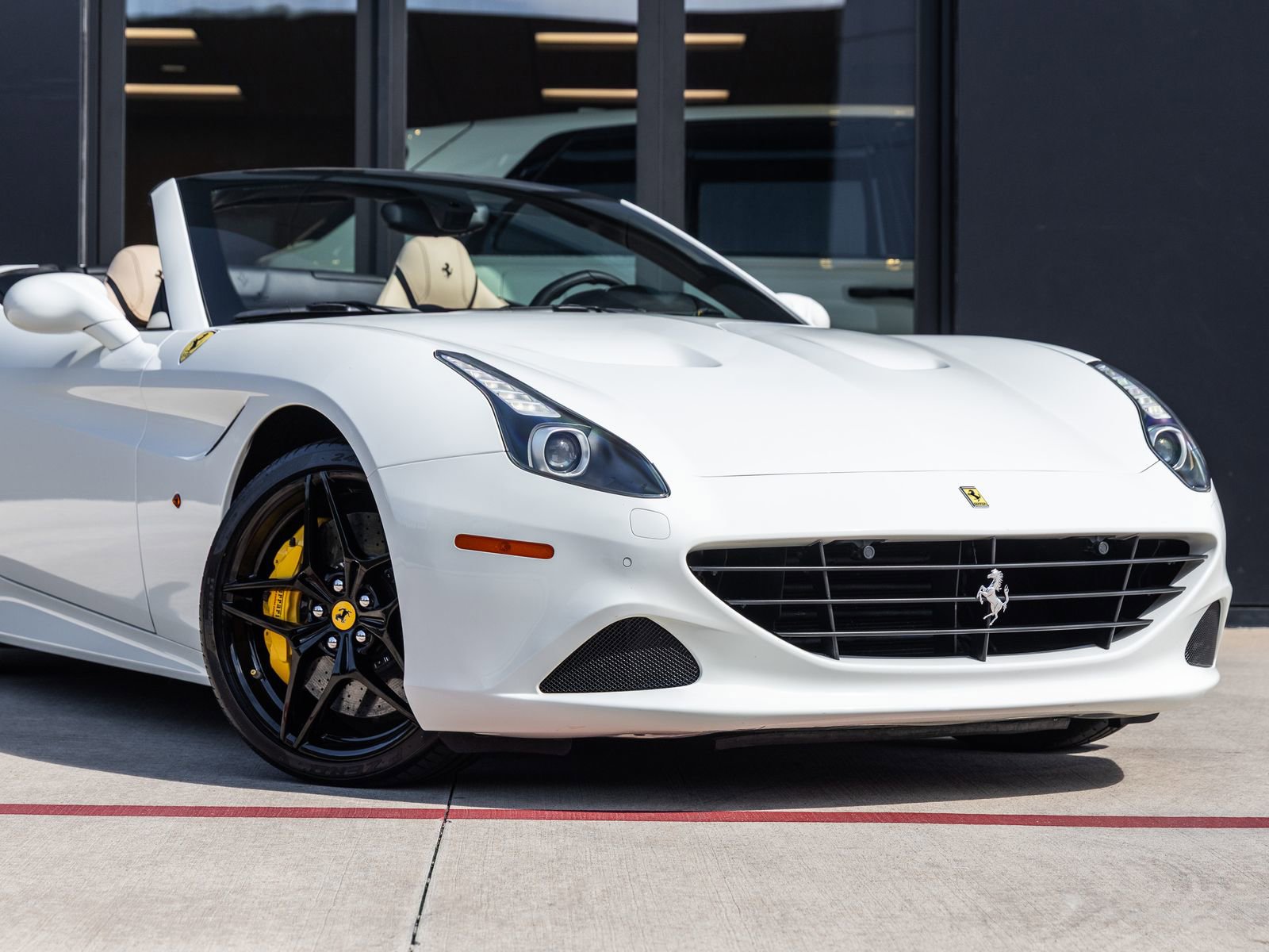 Used 2015 Ferrari California T RWD image 5