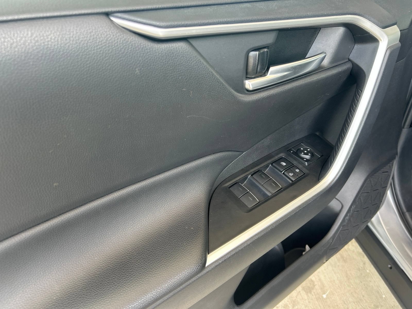 Used 2025 Toyota RAV4 XLE FWD image 19
