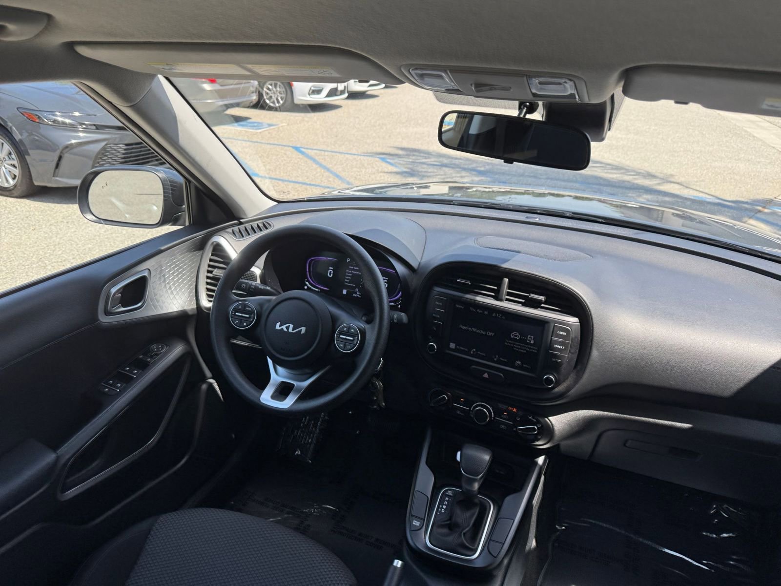 Used 2025 Kia Soul LX w/ LX Technology Package FWD image 32
