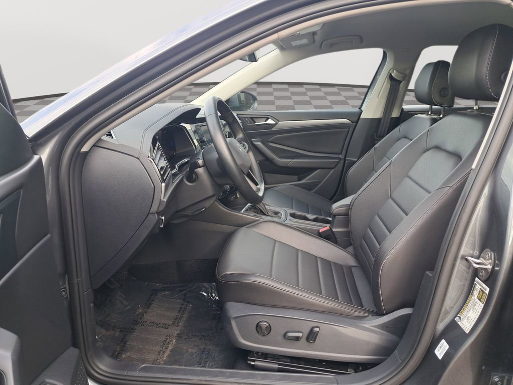 Used 2024 Volkswagen Jetta SE image 12