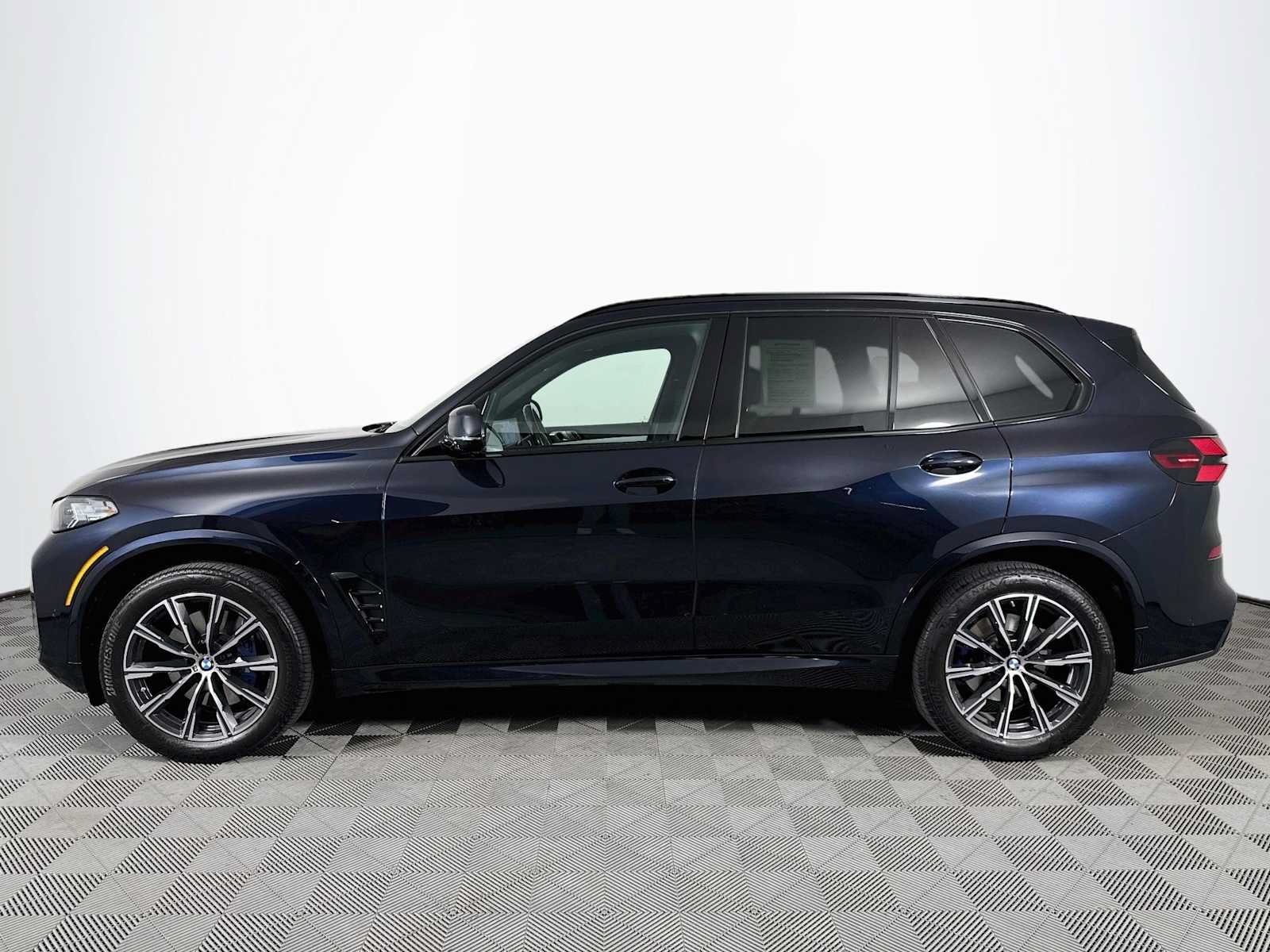 Used 2024 BMW X5 xDrive40i w/ M Sport Package AWD/4WD image 8