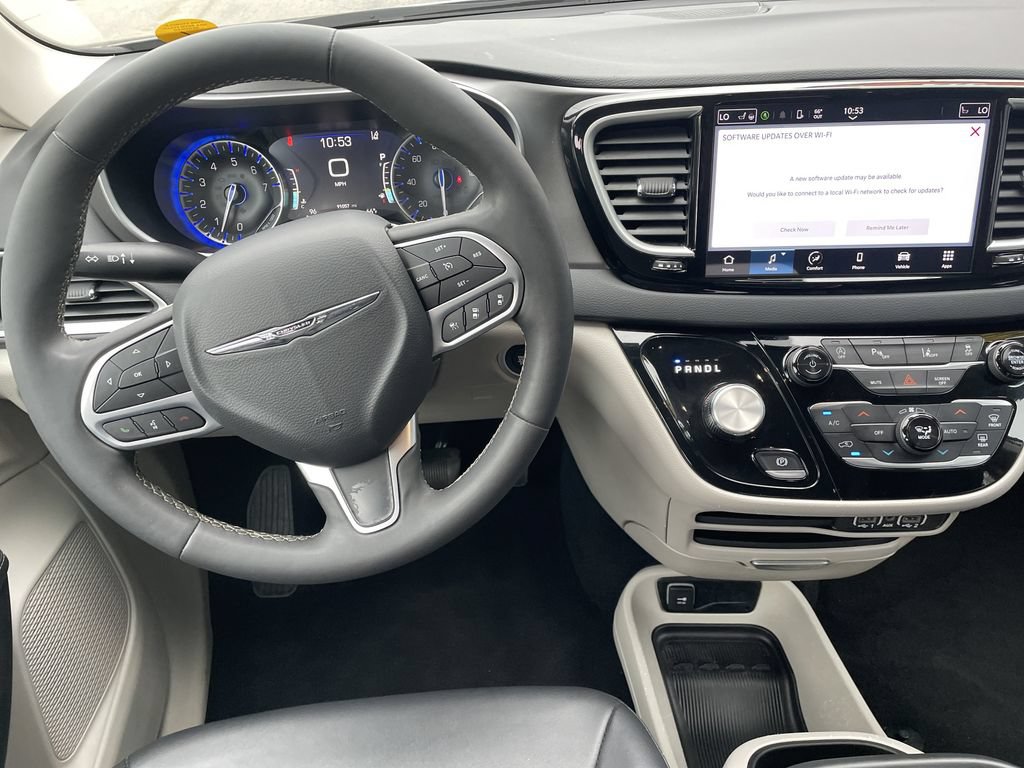 Used 2024 Chrysler Pacifica Touring-L FWD image 15